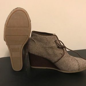 Tom’s Desert Chukka Wedge Bootie